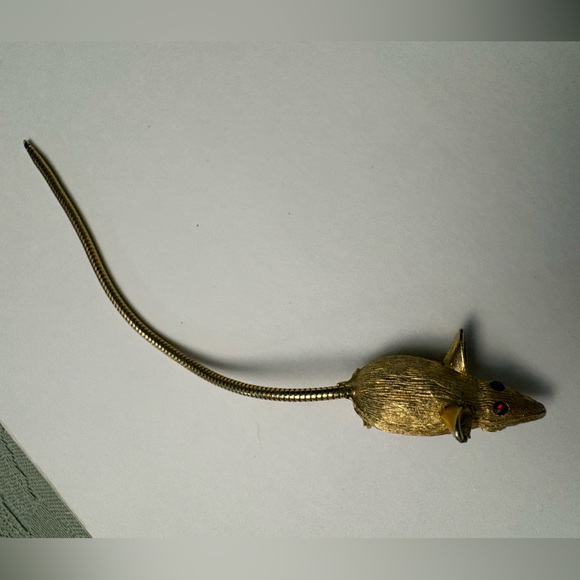 Vintage 70s Children’s Gold Mouse Pin w/ Red Eyes and Long Tail Costume Jewelry - Picture 12 of 12